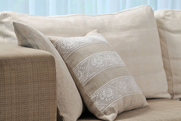 Pillow,On,Sofa,Shutterstock,客厅