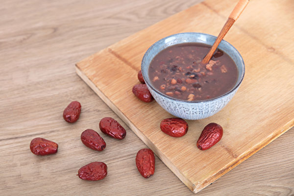 夏天可吃红色食物养心，例如红枣、红豆等。(Shutterstock)
