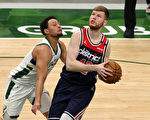 NBA奇才双星表现亮眼 雄鹿抗压夺胜