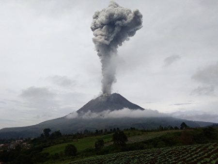 印尼火山喷发巨大烟尘直冲云霄2800米 Mount Sinabung 锡纳朋火山 大纪元