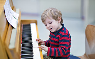 如何有效地帮助孩子学练弹钢琴