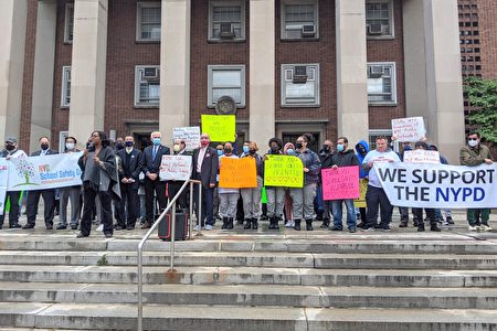 超過100名不同族裔的學生和家長，以及關心紐約市公校校園安全的團體在皇后區公所前舉行集會，呼籲保留公校警衛人員在警局編制下。