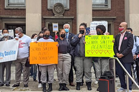 非裔學生在集會上反對市府的做法，認為對學生、教師和社區不安全。