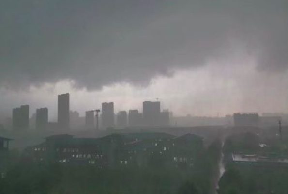 武漢午後白晝如夜 暴雨傾盆 網民:太嚇人