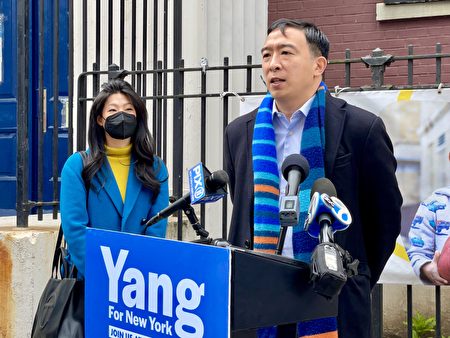 10日，纽约市长候选人杨安泽与（右）妻子卢艾玲（左）一同出席了法拉说的记者会，杨安泽对孟昭文的支持表示感谢。