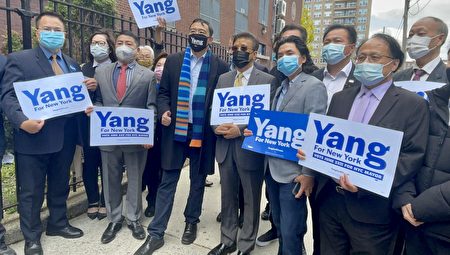10日，纽约市长参选人杨安泽（前排左三）与一些支持者合影。