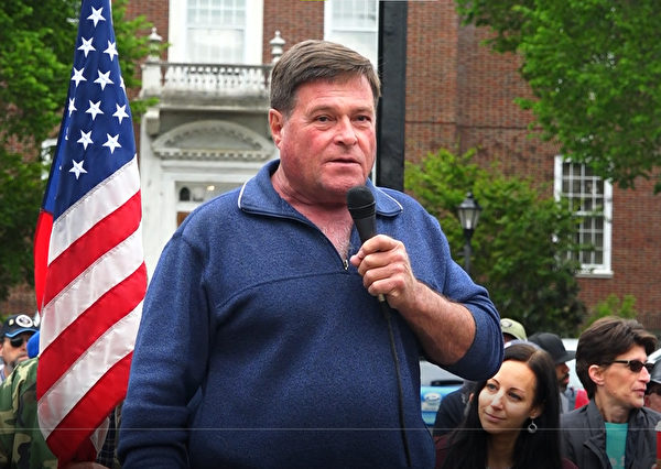 Jeff Hague, president of Delaware State Sportsmen’s Association, speaks at a gun rights rally on the Legislative Mall, Delaware, on May 8, 2021. (Screenshot/NTD)