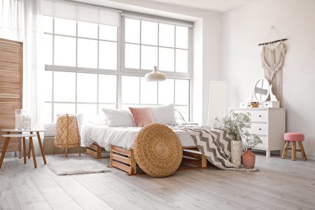 Interior,Of,Beautiful,Modern,Bedroom,With,Spring,Flowers,卧室,乡村风,Shutterstock