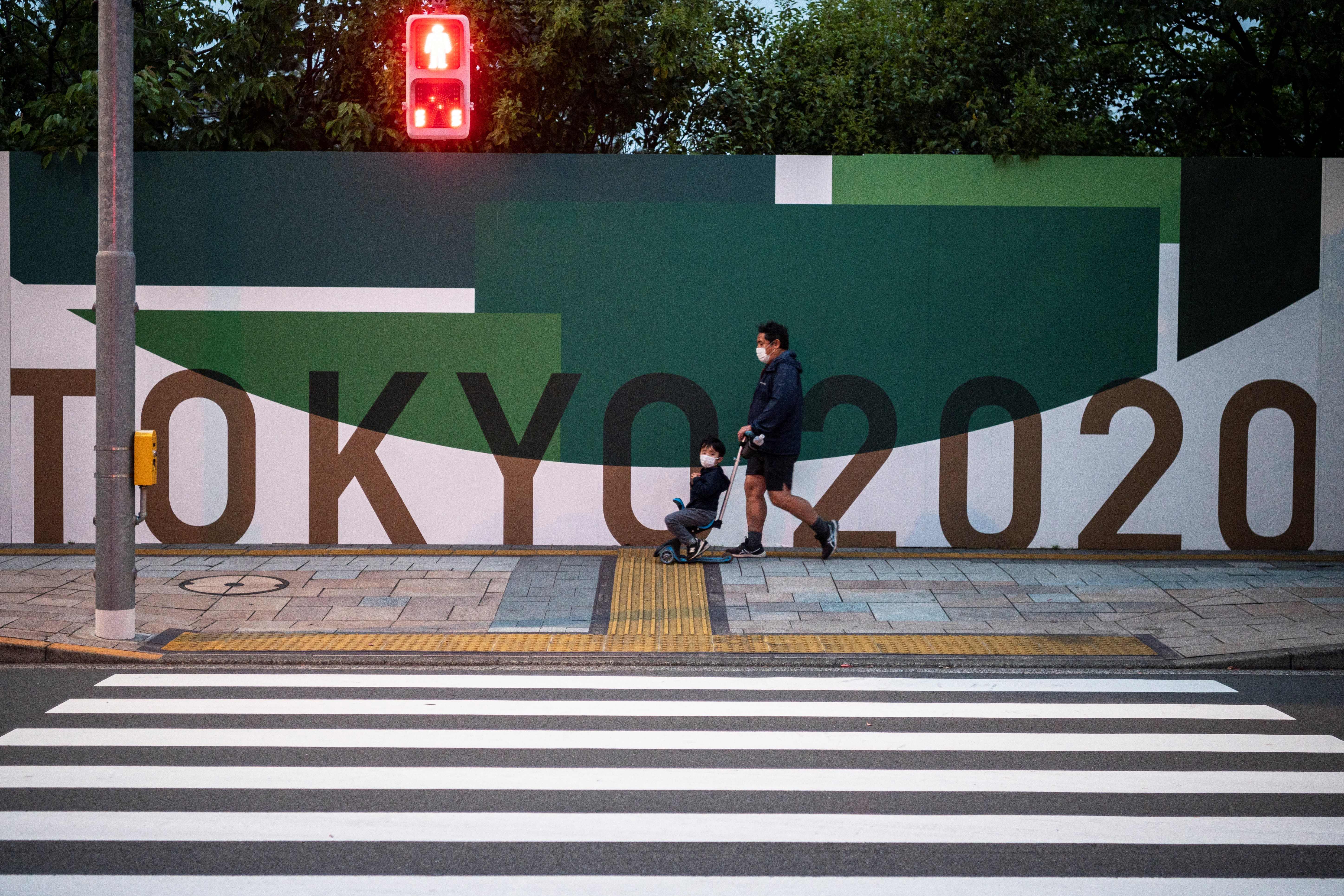 图为2021年5月10日东京街道一个奥运海报。(CHARLY TRIBALLEAU/AFP via Getty Images)