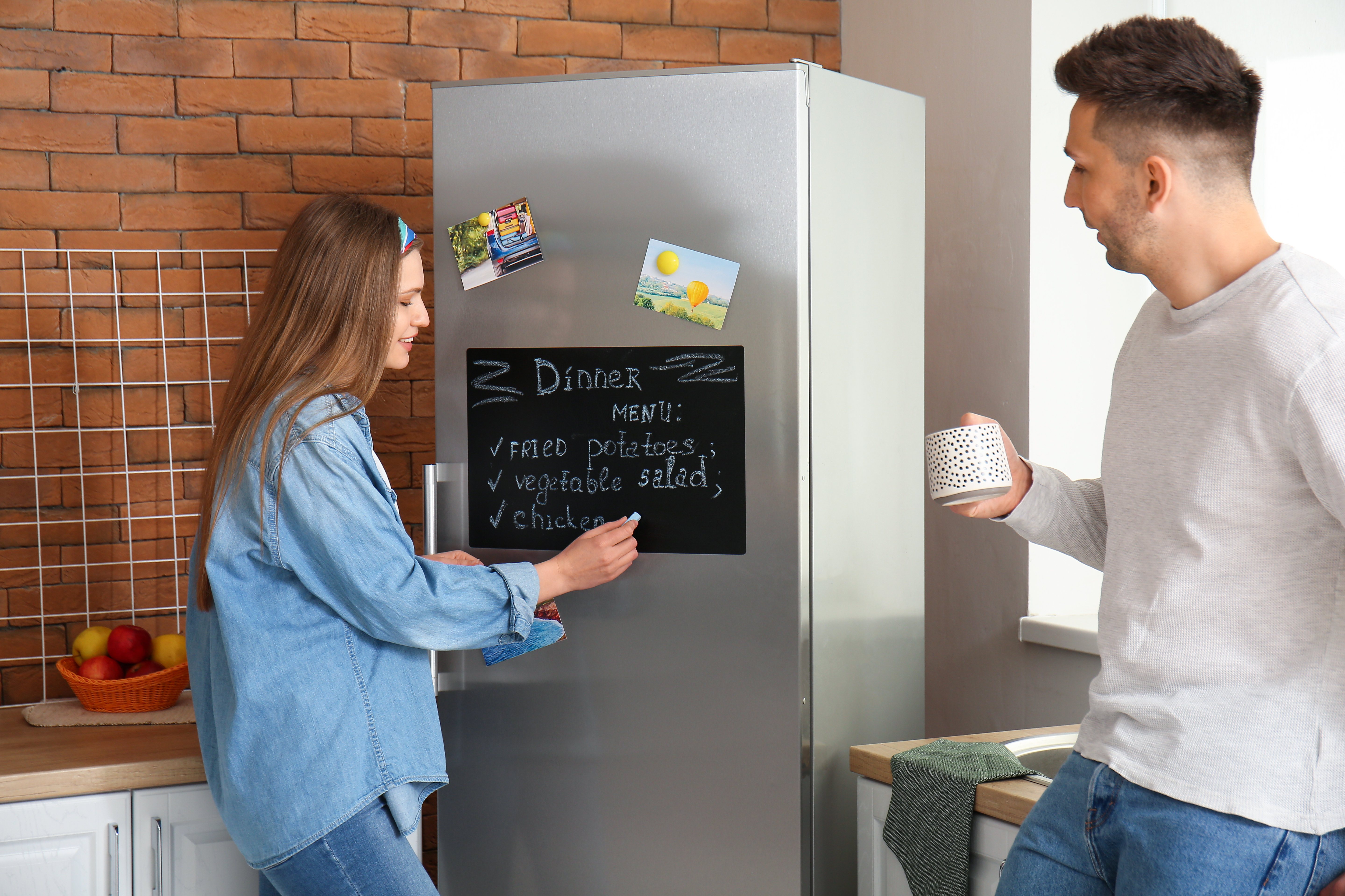在冰箱門片上設置留言板。（Shutterstock）