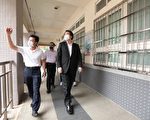 视察国中会考考场  林右昌预祝考生获佳绩