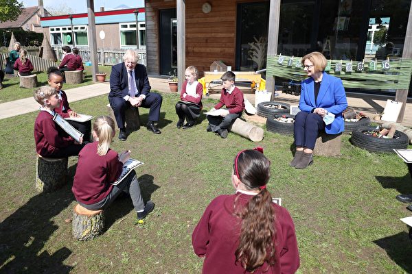 组图：英国首相与前澳洲总理访问小学