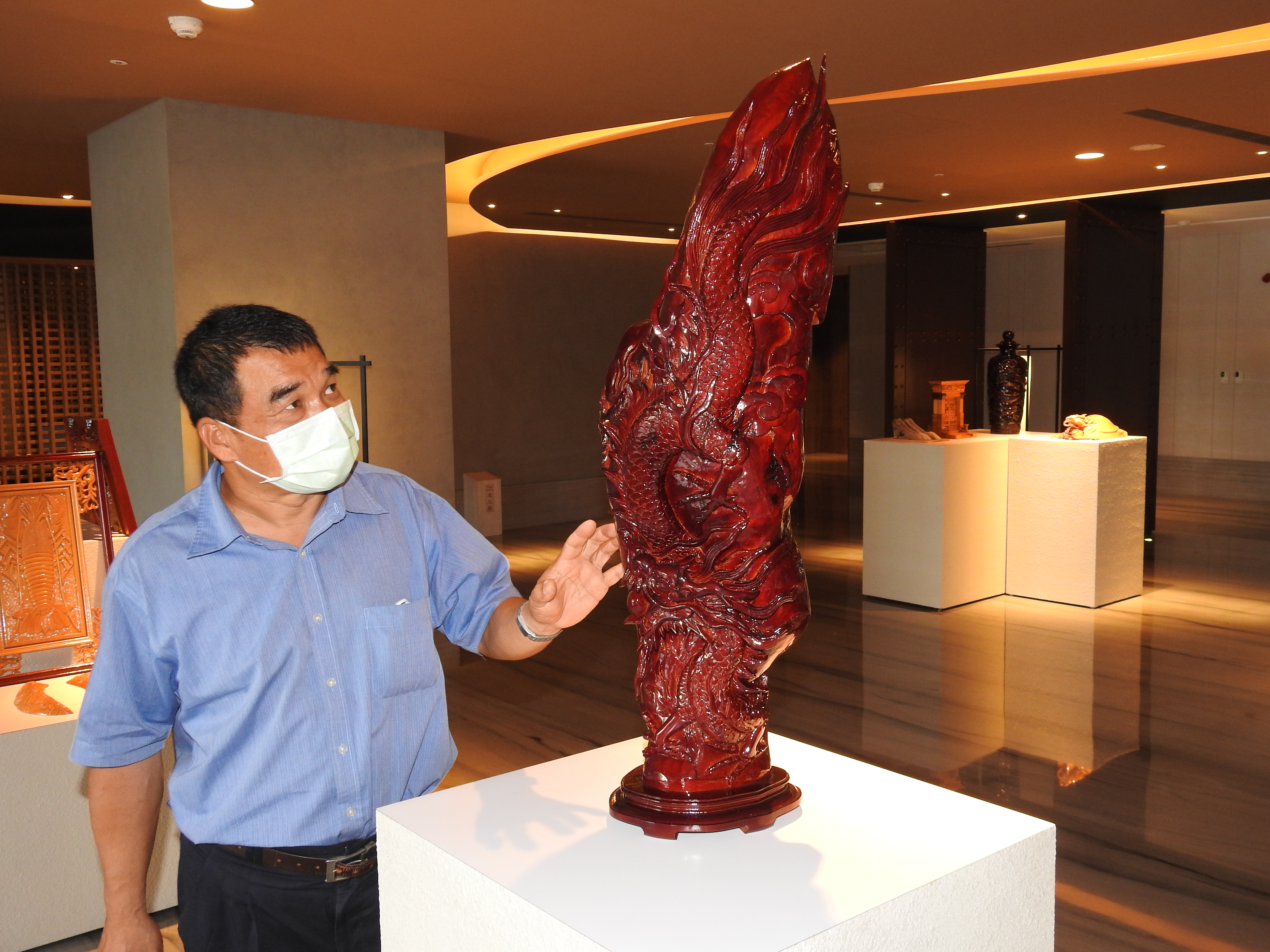 五星酒店木雕個展漁村木雕師技藝精湛| 高基培| 台灣檜木| 大紀元
