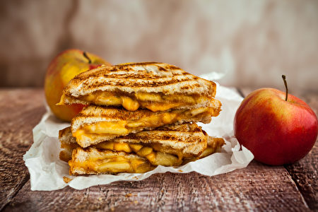 Grilled,Cheese,Sandwich,With,Caramelized,Apples,Shutterstock,三明治