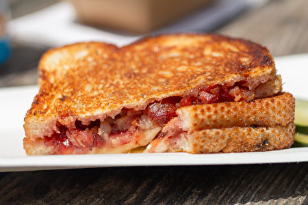 Close,Up,Grilled,Cheese,Sandwich,With,Fruit,Jam,And,Bacon,Shutterstock,三明治
