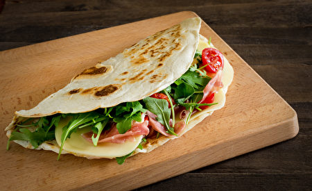 Romagna,Piadina,Filled,With,Cheese,ham,tometoes,And,Rocket,On,Chopping,Board,Shutterstock,三明治