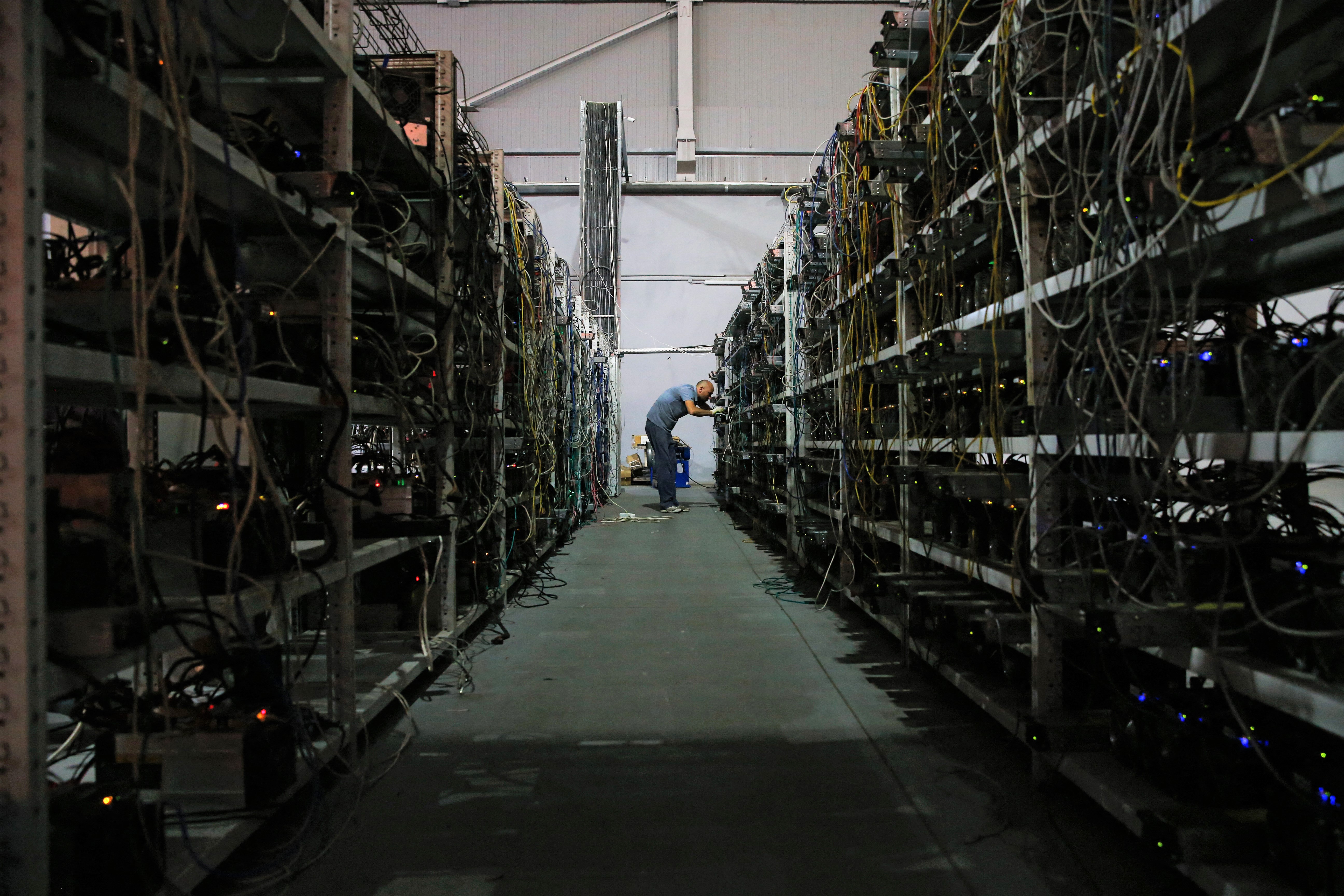 中共近期限制比特幣挖礦行業。圖為俄羅斯一個比特幣挖礦中心。(MAXIM ZMEYEV / AFP)