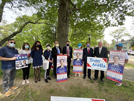 5月16日，尹導（右三）獲得前紐約州參議員艾維樂（右二）背書競選第20選區市議員。