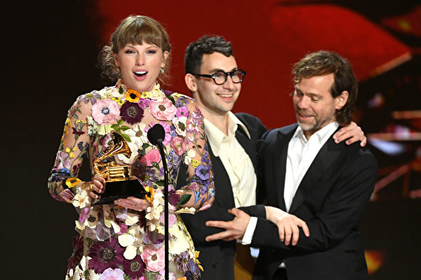 美国人气歌手泰勒丝获全英音乐奖最高荣誉