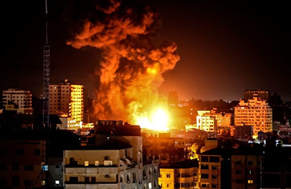 5月17日凌晨，以色列战机空袭加沙地区的目标。（Mahmud Hams/AFP via Getty Images）