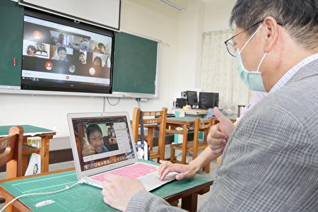 新竹縣長楊文科前往竹北麻園國小視察學生線上學習狀況，也透過視訊關心學生。