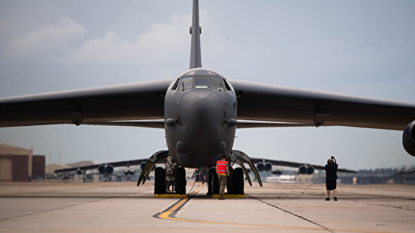 5月16日，美國空軍的B-52H轟炸機準備從路易斯安那州的巴克斯達爾空軍基地起飛。（美國印太司令部）