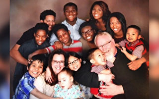 爱心夫妇收养不同种族13个孩子 还将继续
