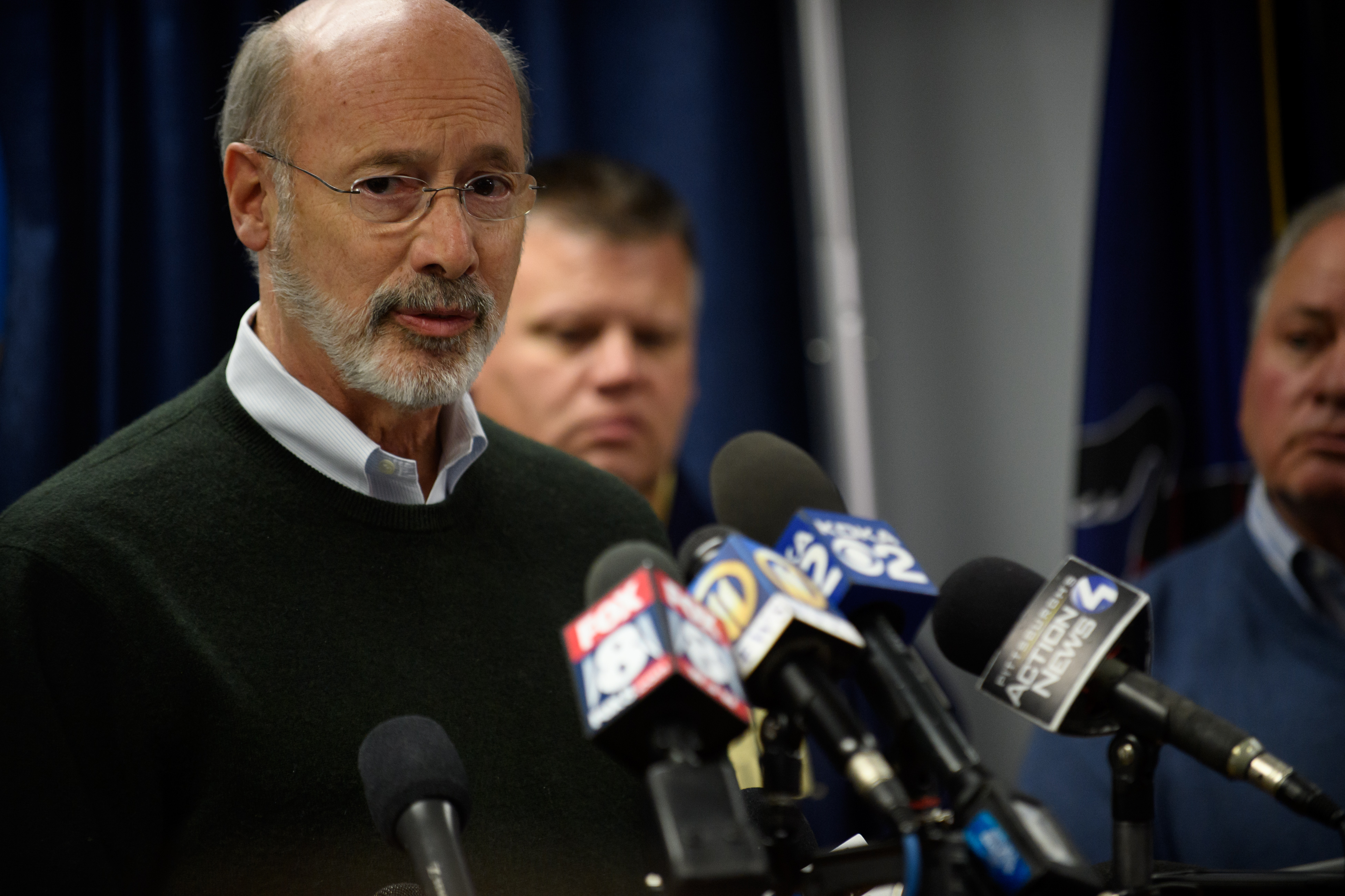 賓州州長湯姆·沃爾夫（Tom Wolf）因為實施強制口罩令而遭到當地的議員和學生家長的起訴。(Jeff Swensen / Getty Images)
