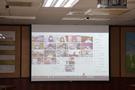 嘉義縣長翁章梁20日邀集18鄉鎮市長召開防疫視訊會議的螢幕畫面。