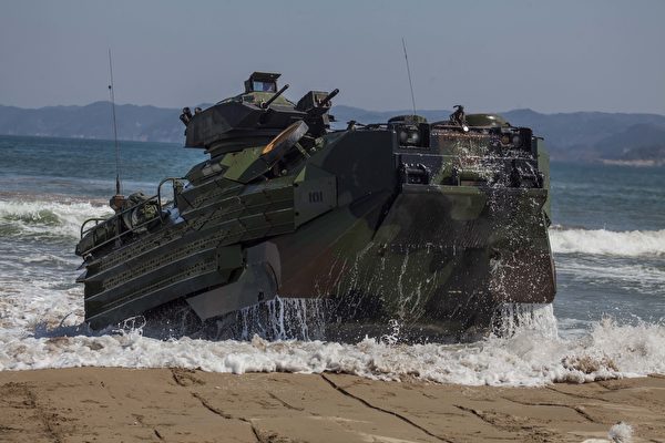 2016年3月12日，美国海军陆战队第31远征队的AAV-P7 / A1两栖登陆战车在韩国的登陆演习中。（美国海军陆战队）