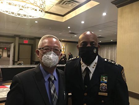 王能(左)與紐約市警察局總警司哈里森(Rodney Harrison,右)。