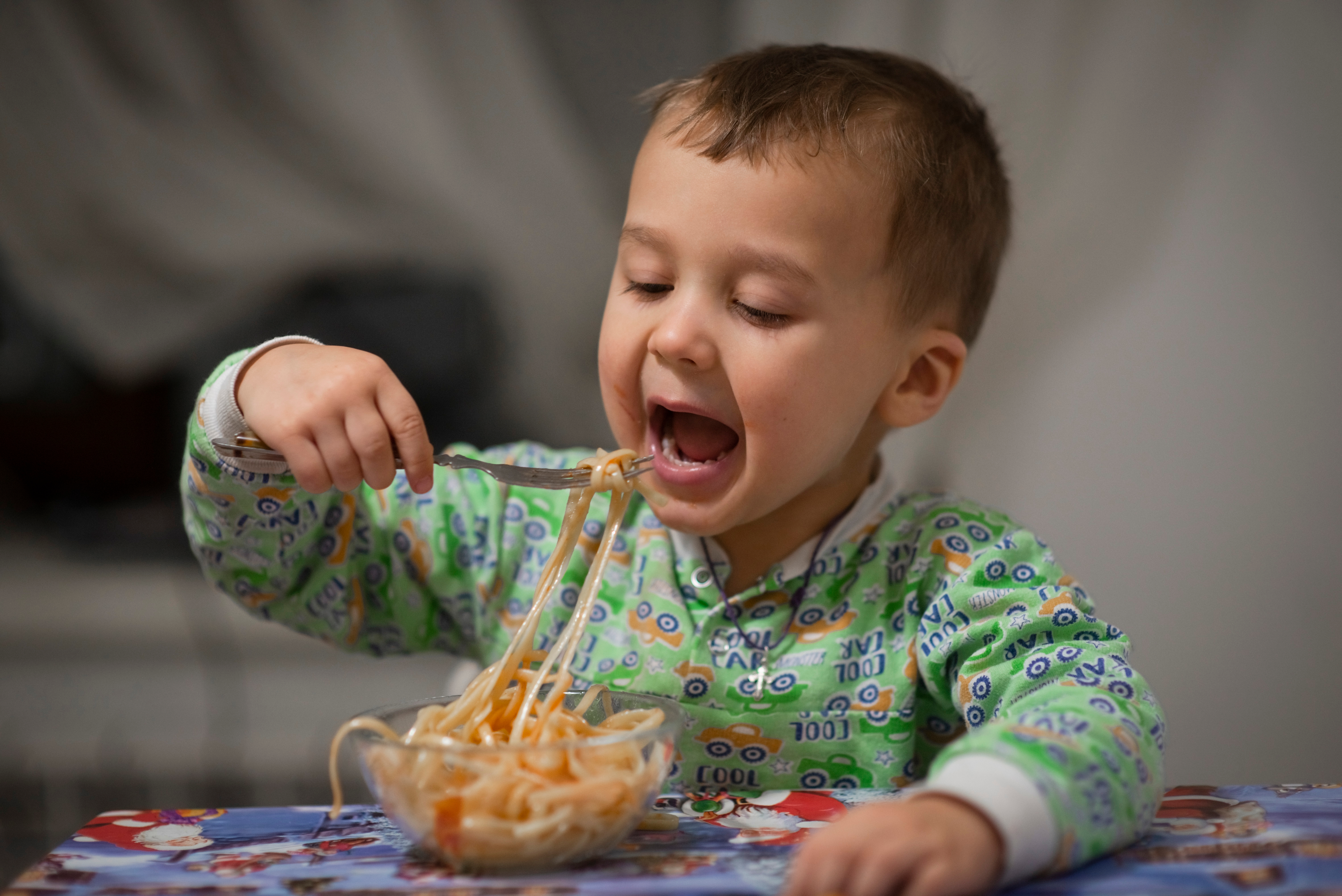 一名小男孩在用餐。(Shutterstock)