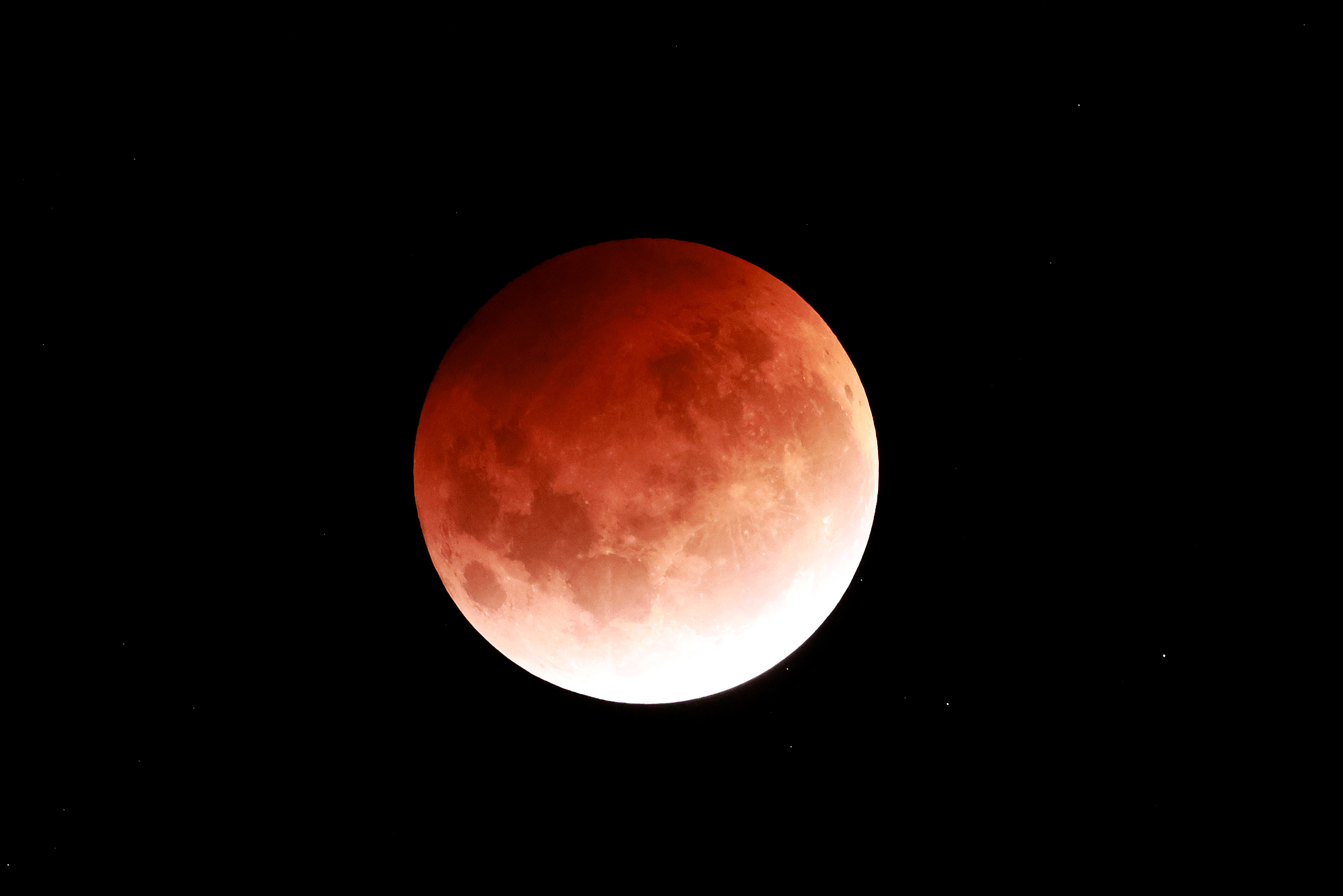 Photos Super Blood Moon debuts with colorful star fans stunning
