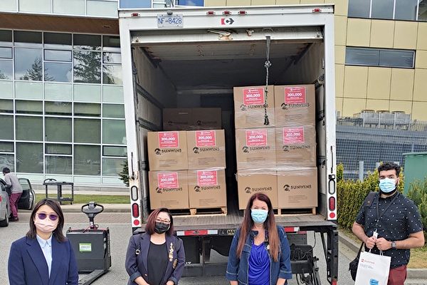 图：SUNWINS HEALTH口罩制造商于5月25日再捐30万个口罩，由列治文加华狮子会转赠素里教育局共同抗疫。（列治文加华狮子会提供）