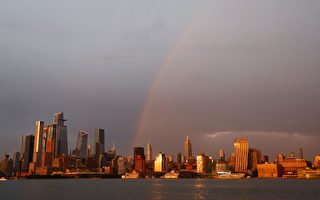 美东三州地区暴风雨  纽约市傍晚雨后现彩虹