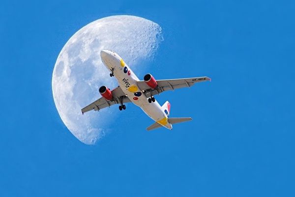 完美瞬間 法國攝影師耐心捕捉「飛機穿月」