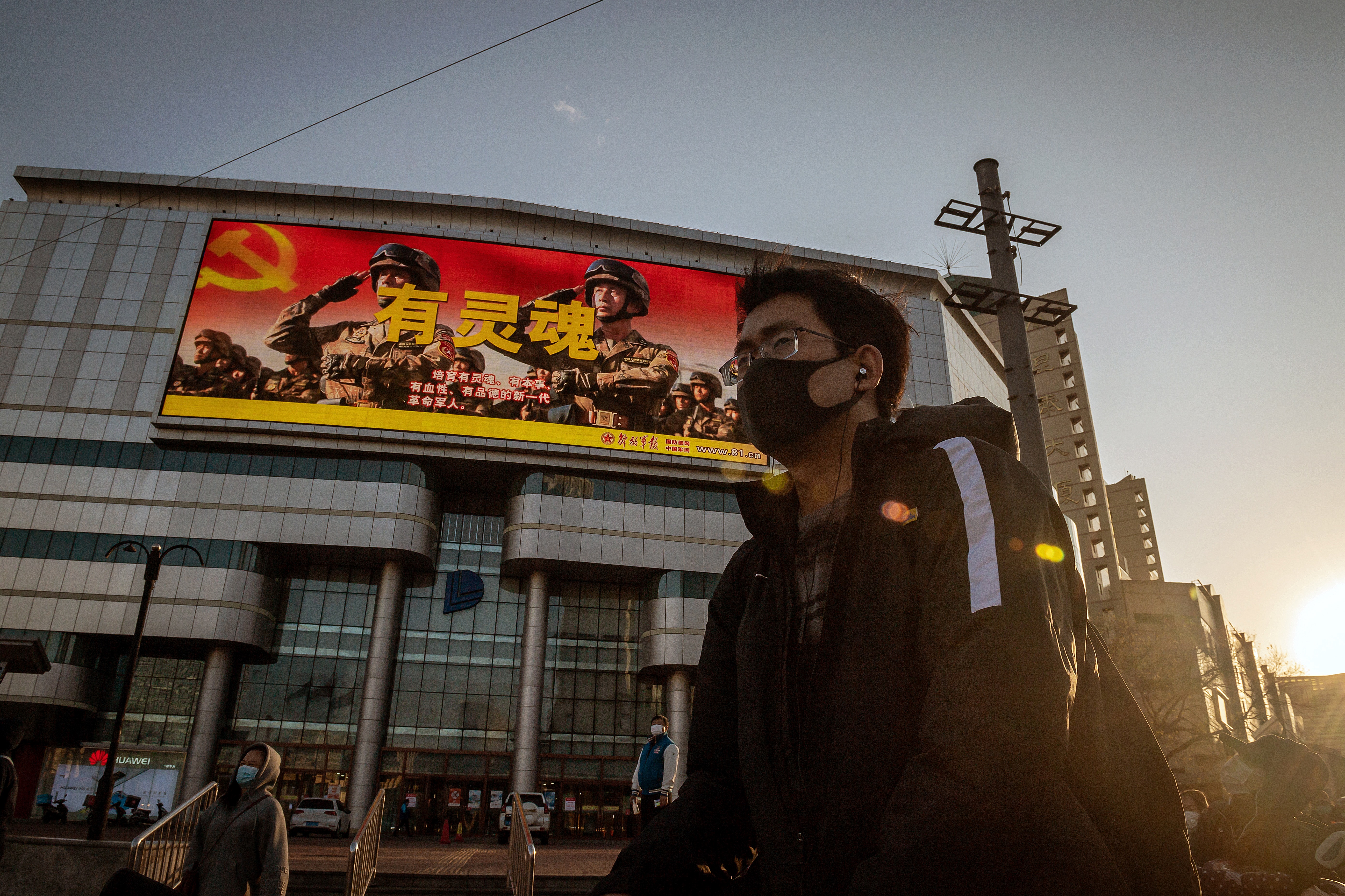 中共用謊言打造了一個平行世界，把中華民族囚禁。圖為2020年4月20日北京街道上一招募共軍的宣傳屏幕。(Nicolas ASFOURI/AFP)