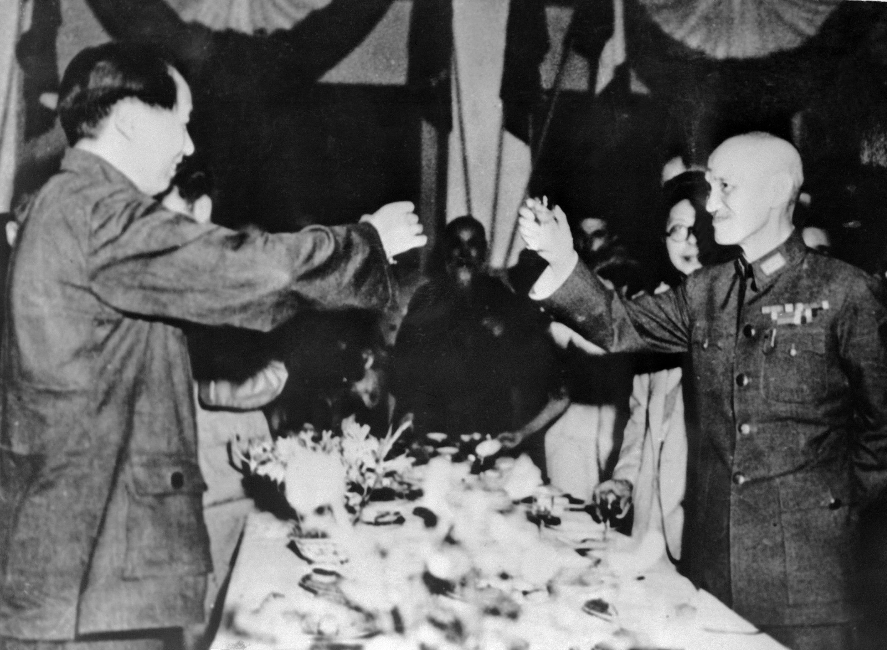 第二次世界大戰結束後，1945年9月1日，毛澤東和蔣中正在重慶相互敬酒。 (AFP)
