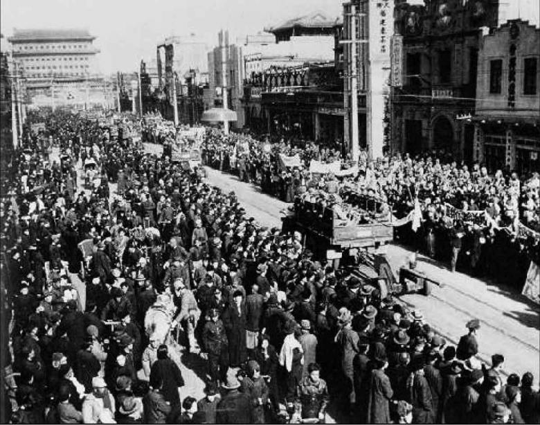 在1989年六四坦克之後，在活摘器官曝光、香港被鎮壓之後，世界繼續與中共交易，讚賞充滿了陷阱的「一帶一路」，視而不見它手上腥紅的血。（公有領域）