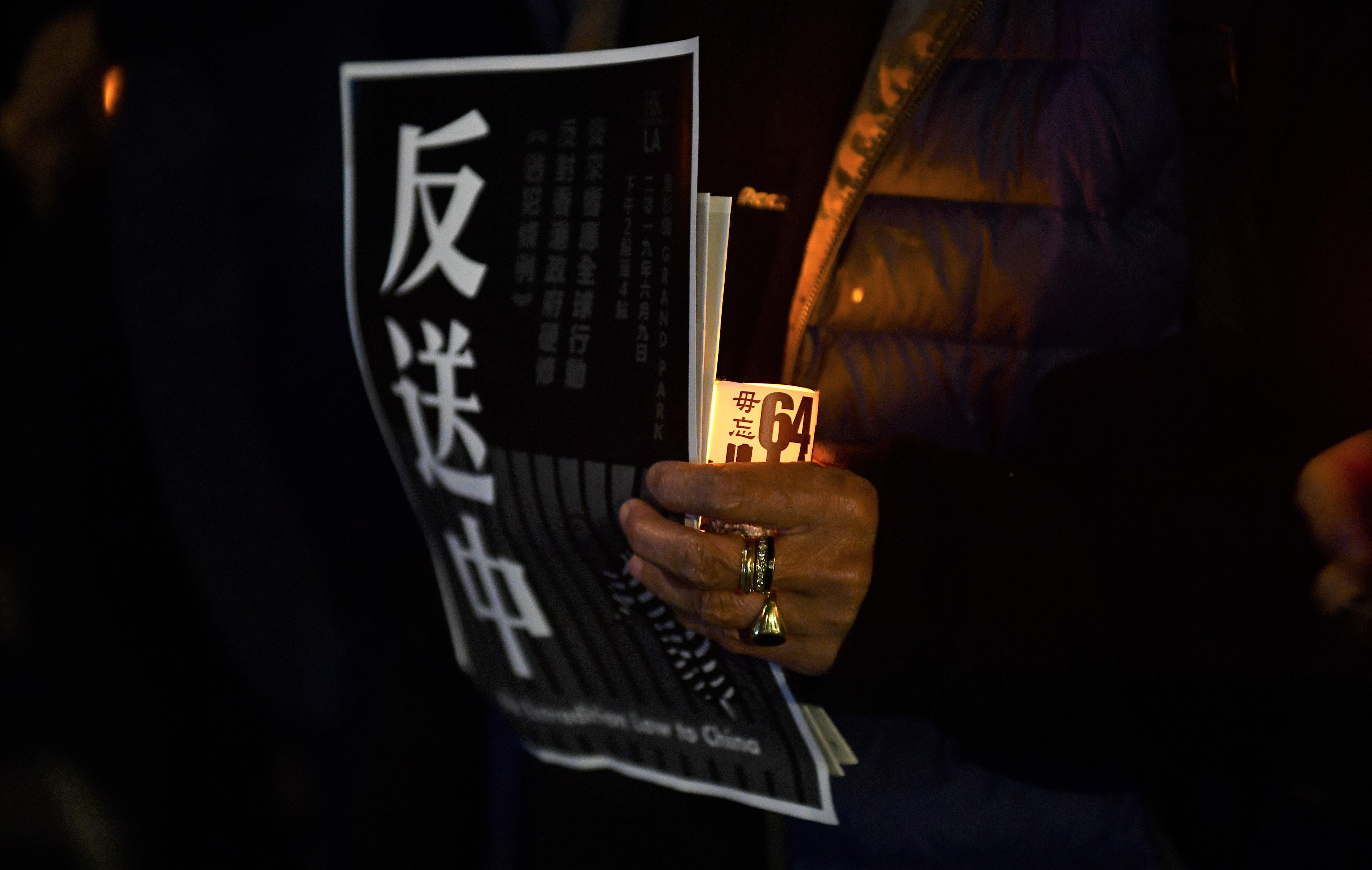 从2019年到2020年的六四,香港时代革命经历一年整,数千名香港年轻人死去,被失踪、被关入大陆集中营。图为2019年6月4日洛杉矶中领馆前烛光悼念。 (Frederic J. BROWN / AFP)