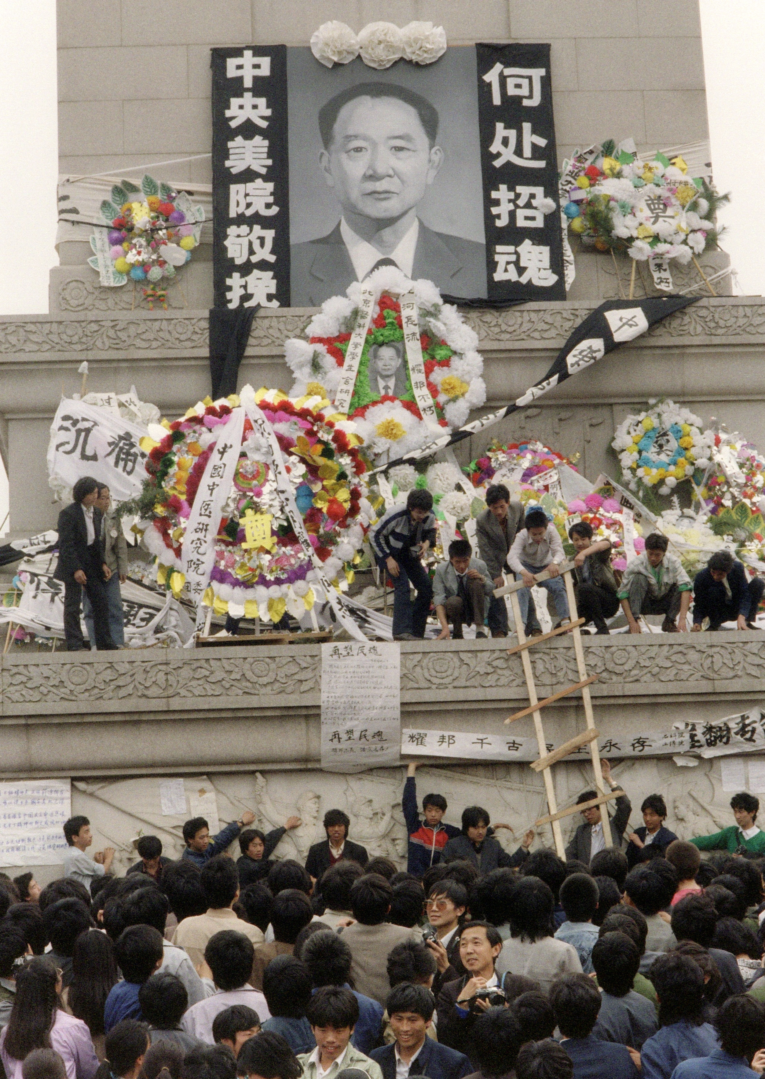 1989年4月15日,胡耀邦去世。他的猝死引发北京大学生的爱国民主运动,中共当局于6月4日动用数十万军队血洗天安门。 ( CATHERINE HENRIETTE/AFP/Getty Images)