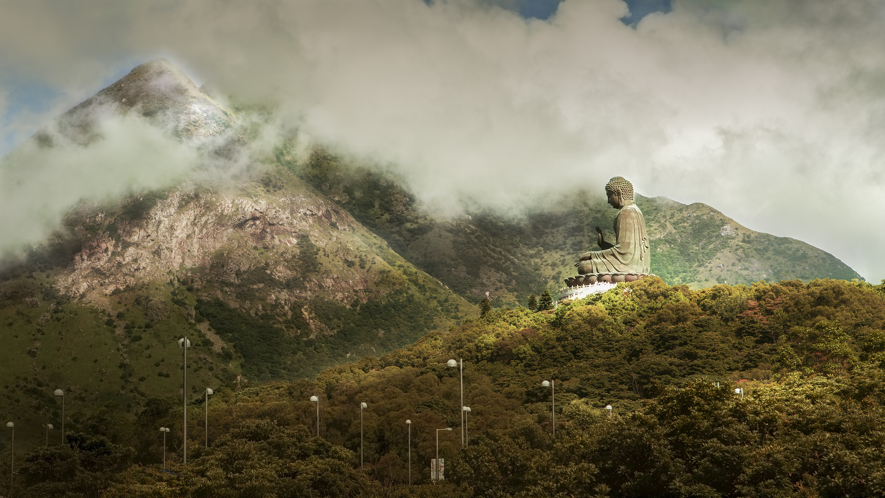 在古代中国,人们深信向神佛祝祷敬拜能在瘟疫中保平安。图为香港大屿山上的佛像。(Fotolia)