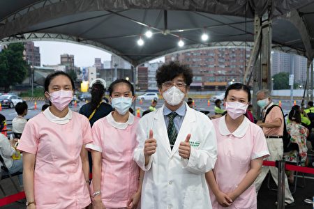 新竹市長林智堅特別感謝新竹市醫師公會理事長邱國華（右二），號召包含中醫、牙科、耳鼻喉科、小兒科等共110名醫師加入，分攤醫院工作量，讓竹市在二日內完成2800劑疫苗施打。