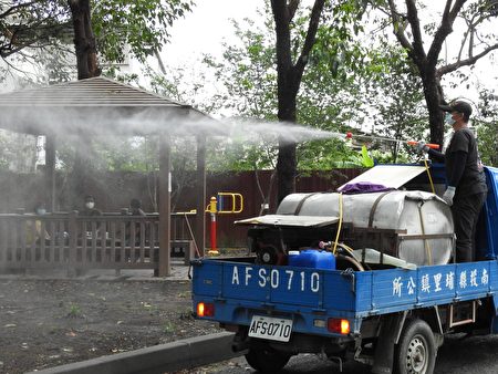 县府环保局携手埔里清洁队在埔里镇铁山里挨家挨户喷药消毒。