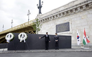 组图：匈牙利美人鱼号船难纪念碑揭幕仪式