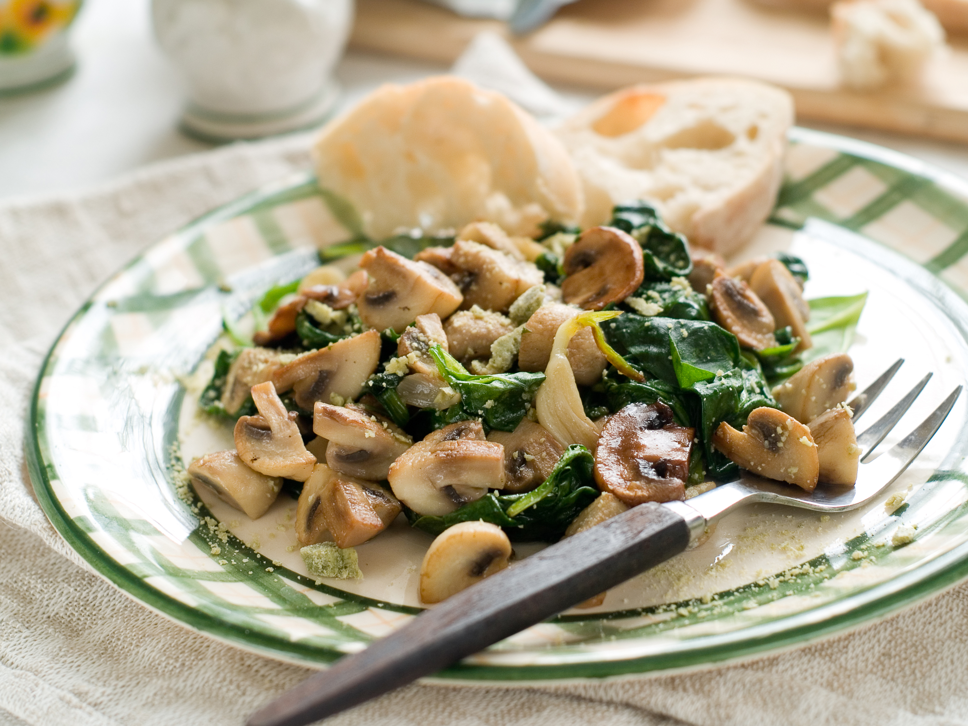 菠菜拌蘑菇。（Shutterstock）
