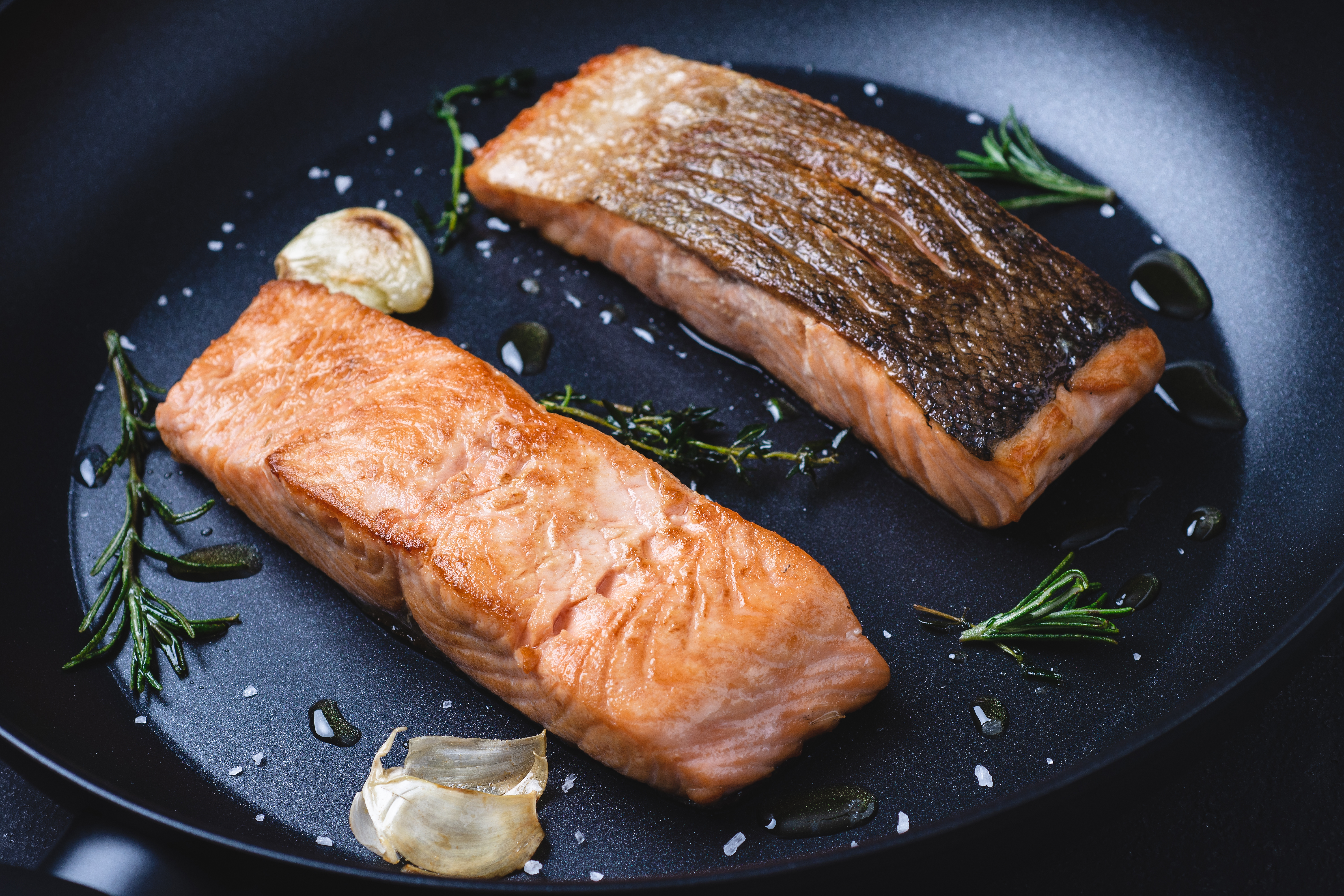 香煎鮭魚排。(Shutterstock)