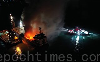 香港昂船洲军营对出海面趸船着火冒浓烟