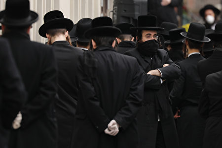 自從上個月爆發以巴衝突以來，紐約市有出現多次猶太人遭襲事件。圖為去年布碌崙正統猶太教社區舉行葬禮。