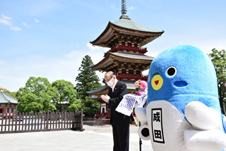 成田市小泉一成市长与鳗成君带着桃园吉祥物ㄚ桃园哥，一起至成田寺为桃园祈福（取自小泉一成市长脸书）。